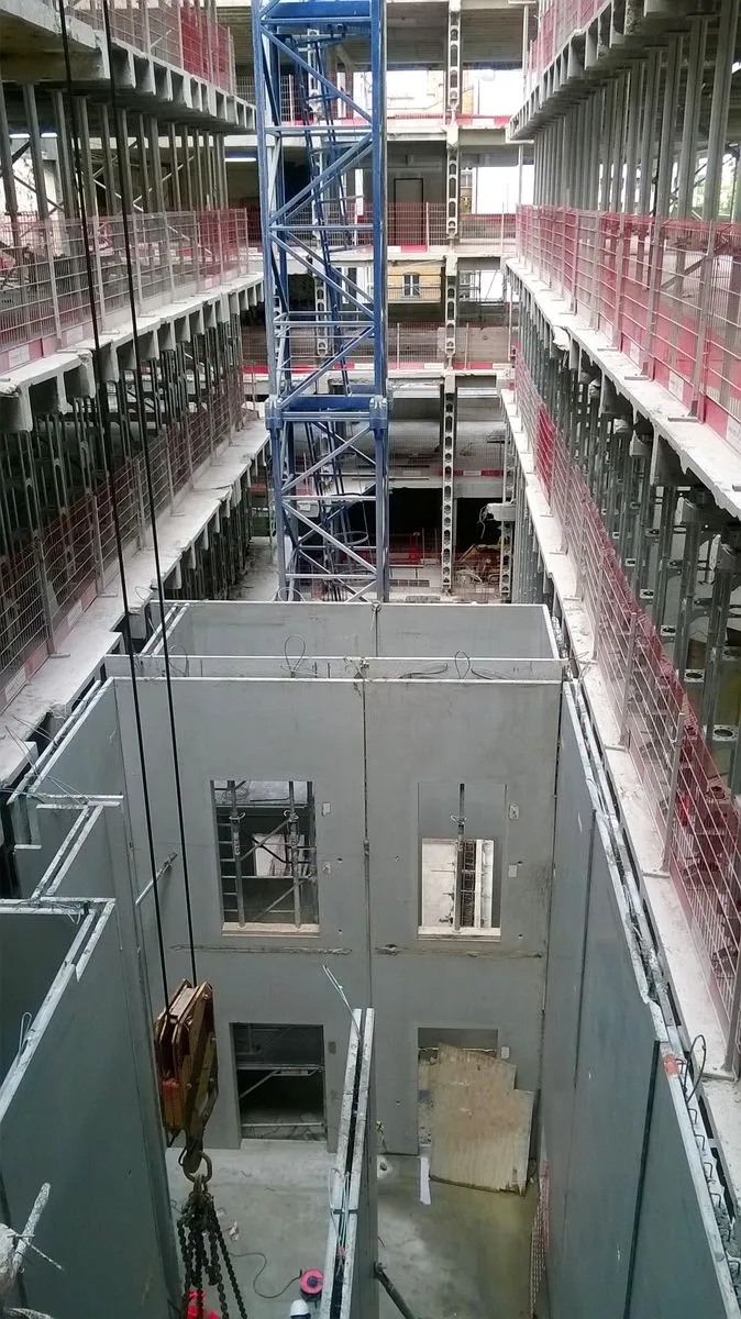 Chantier sécurisé avec pose ergonomique de murs préfabriqués