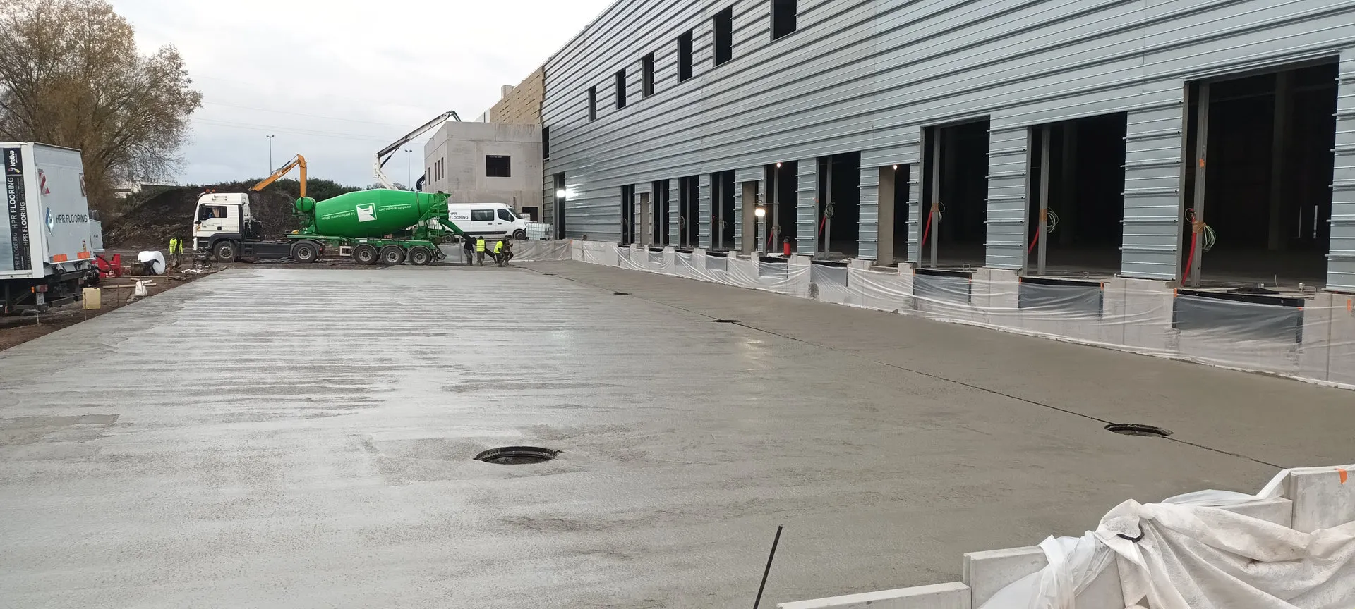 Mise en place du dallage Fehr pour les quais de chargement pour le hall de stockage a température dirigée Alsace Lait à Hoerdt.