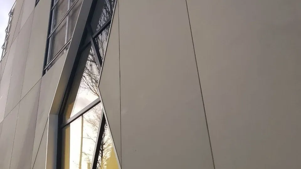 Parfaite intégration de fenêtres dans la façade, grâce aux panneaux sur mesure en béton fibré signé Fehr Group.