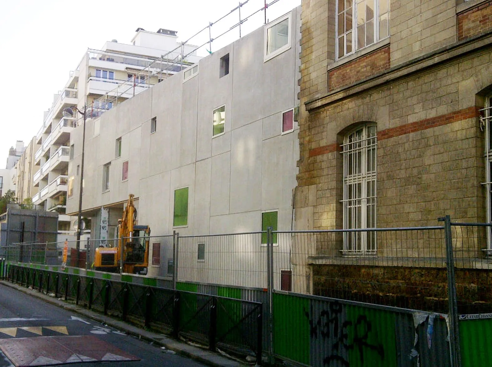 Mur préfabriqué posé en limite de propriété