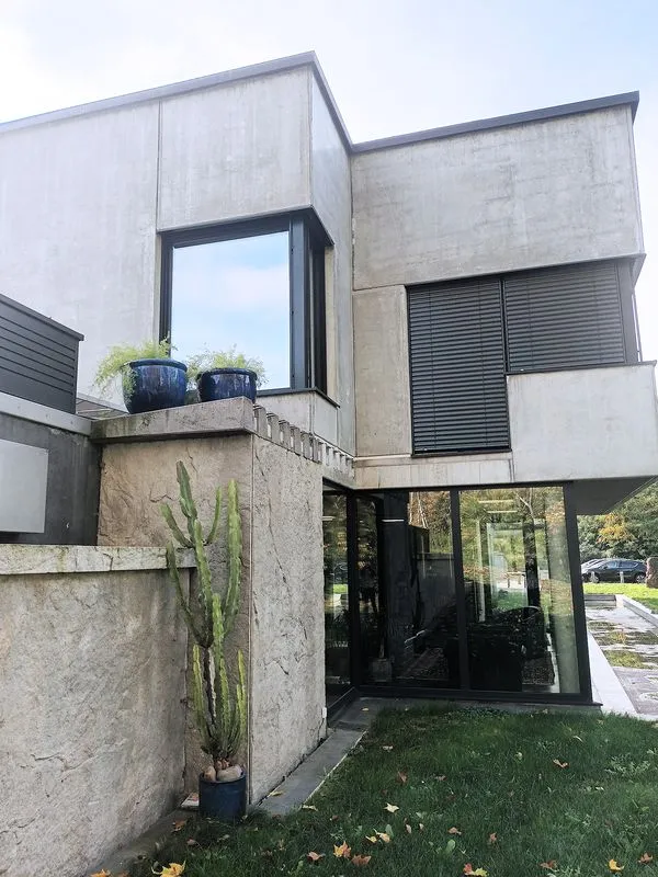 Installation rapide de panneaux préfabriqués sur chantier de maison individuelle