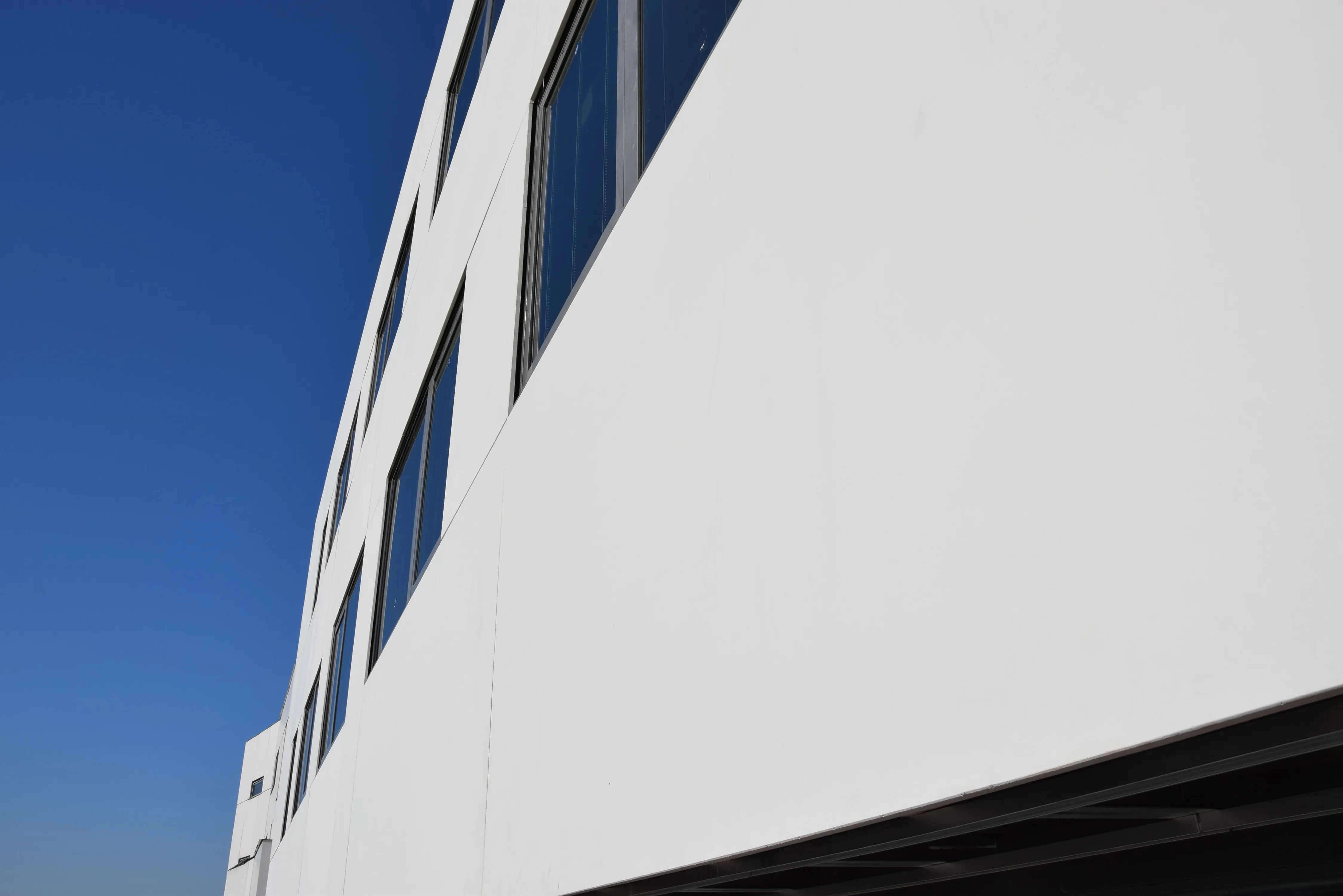 Vue rapprochée des panneaux de bardage FClad® en béton fibré préfabriqués et posés par l'entreprise alsacienne Fehr.