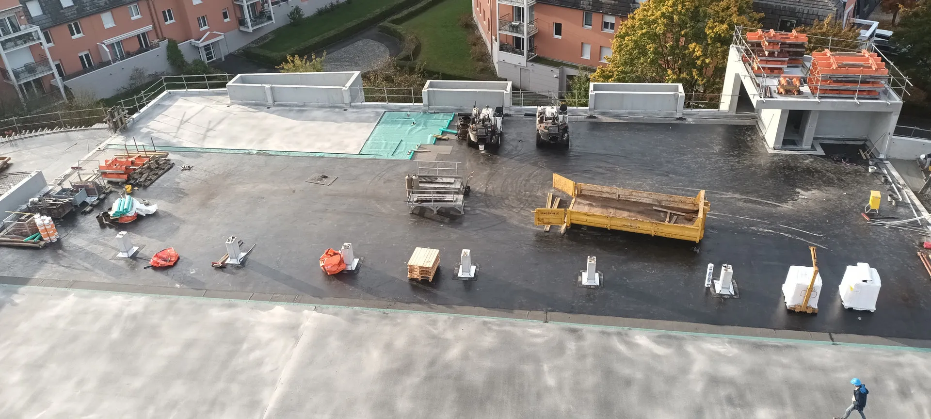 Vue aérienne de la construction du parking P1 de la clinique Saint-Anne à Strasbourg avec un dalle à base de béton Fehr.