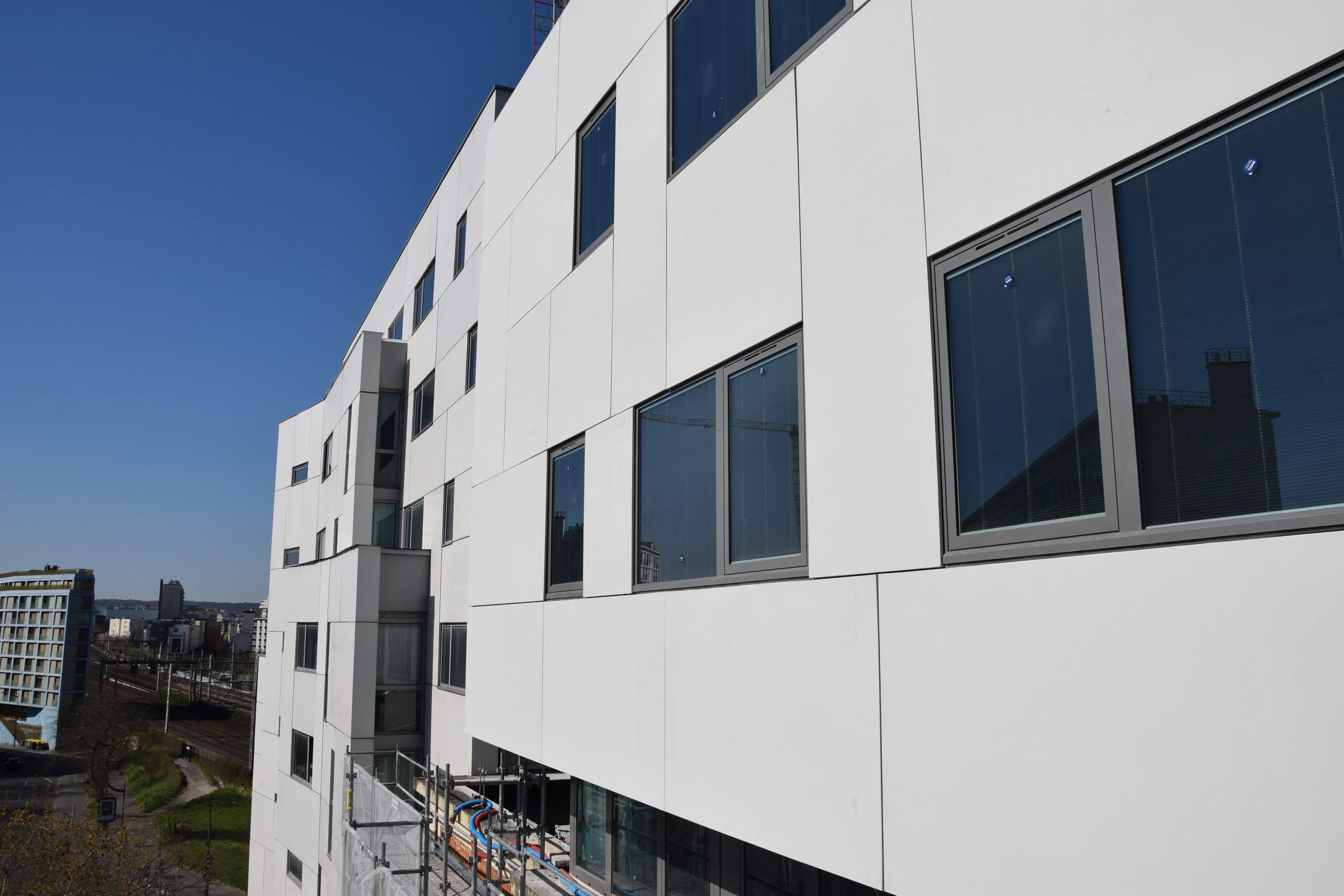 Nouveaux logements étudiants Porte de Vanves 2 à coté du précédent projet Porte de Vanves. Les deux habillés de panneaux de bardage FClad® Fehr, en béton fibré ultra haute performance.