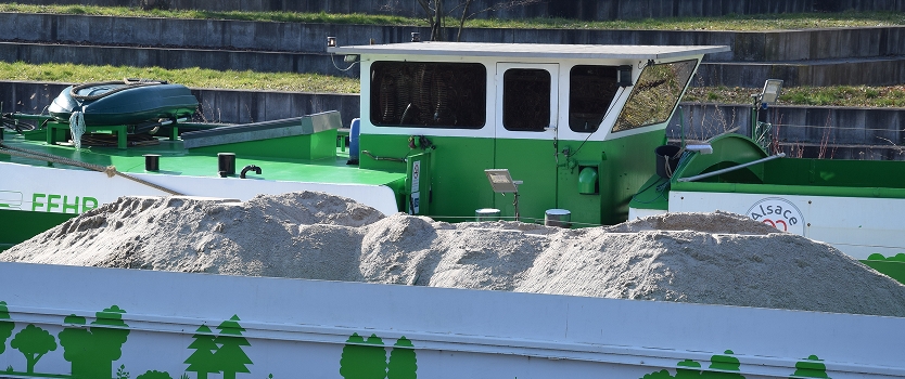 Une péniche FEHR transortant des granulats dans un canal