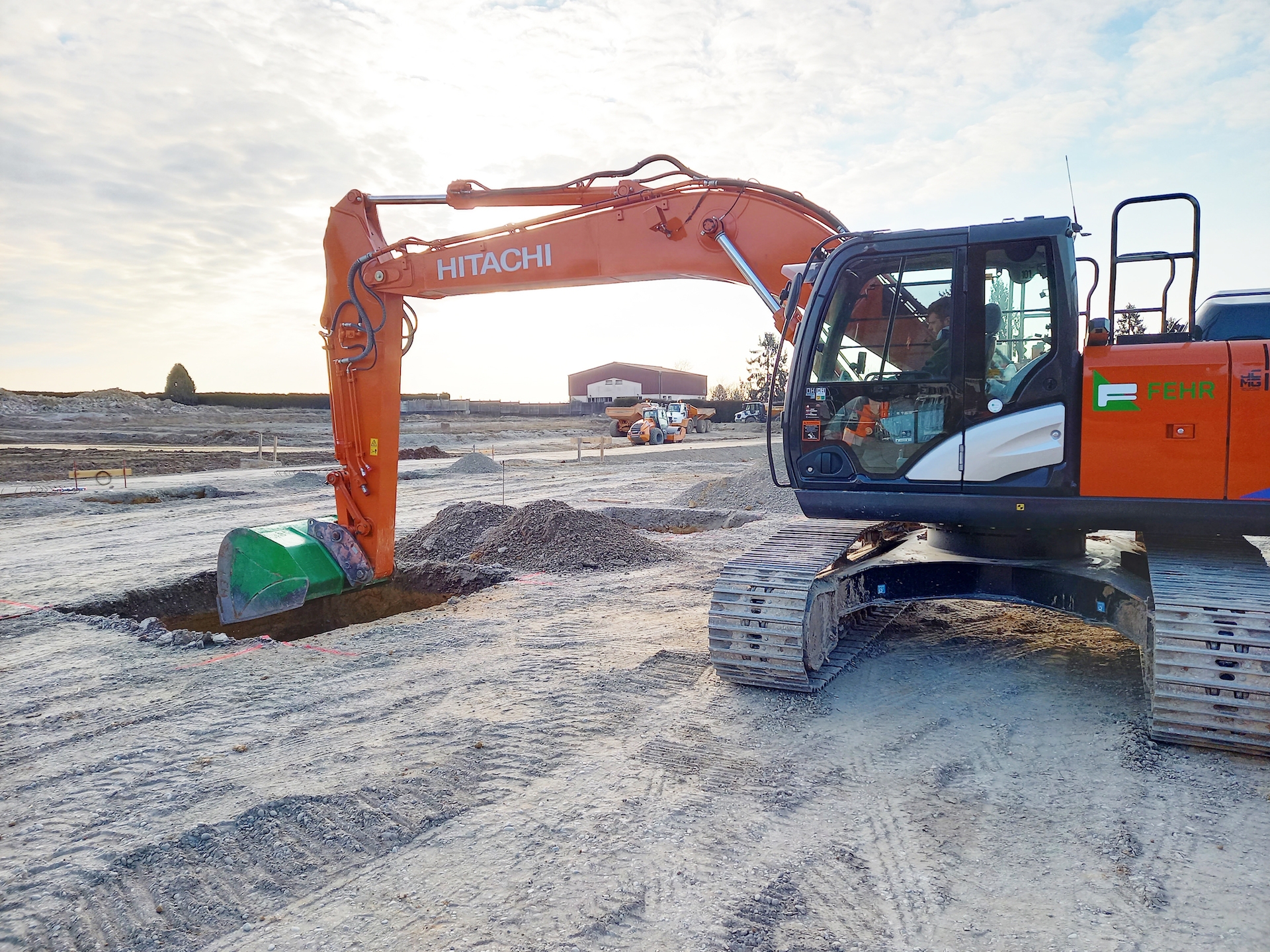 pelle sur chenilles 24T compacte Hitachi 2X225 | FEHR Group