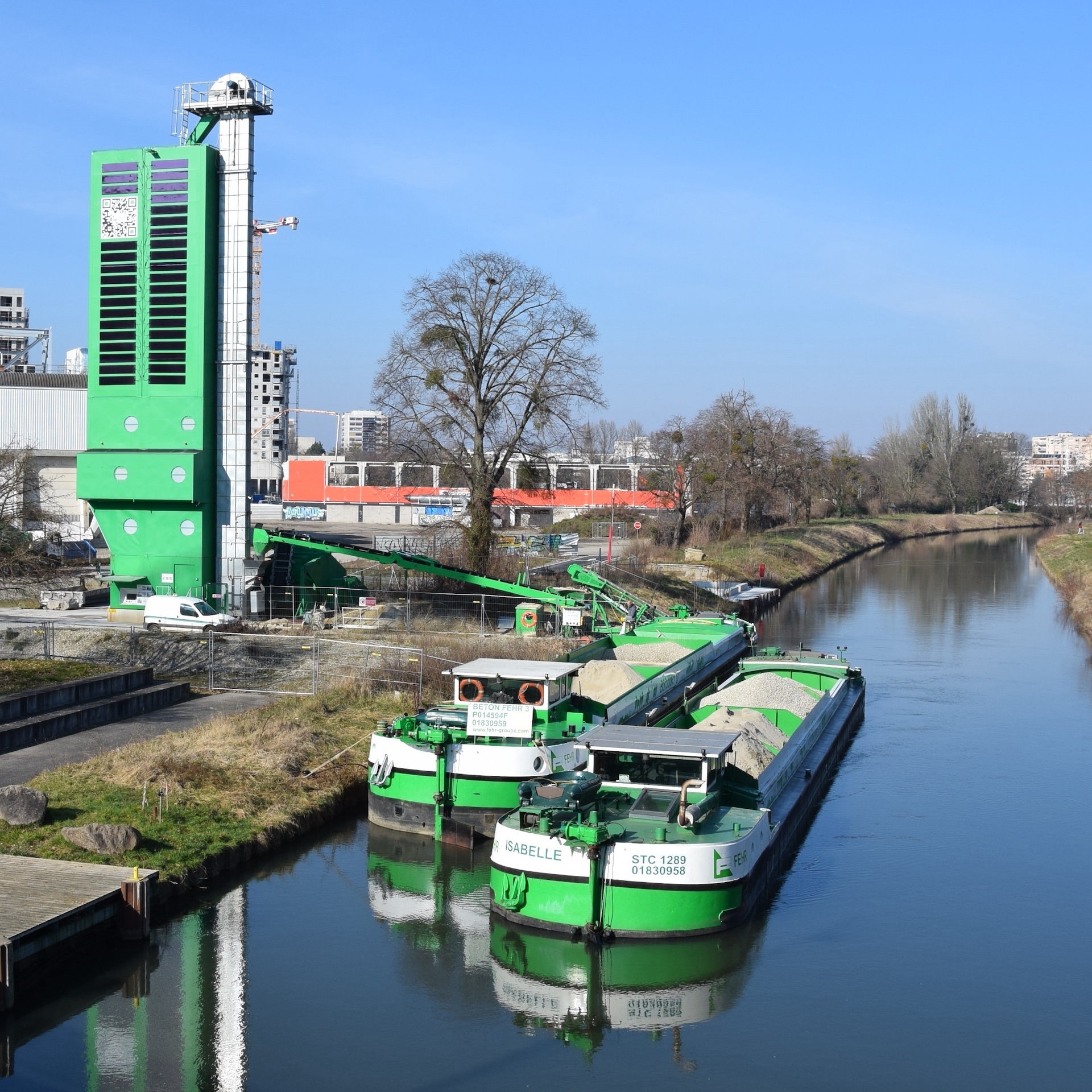 Une péniche FEHR transortant des granulats dans un canal