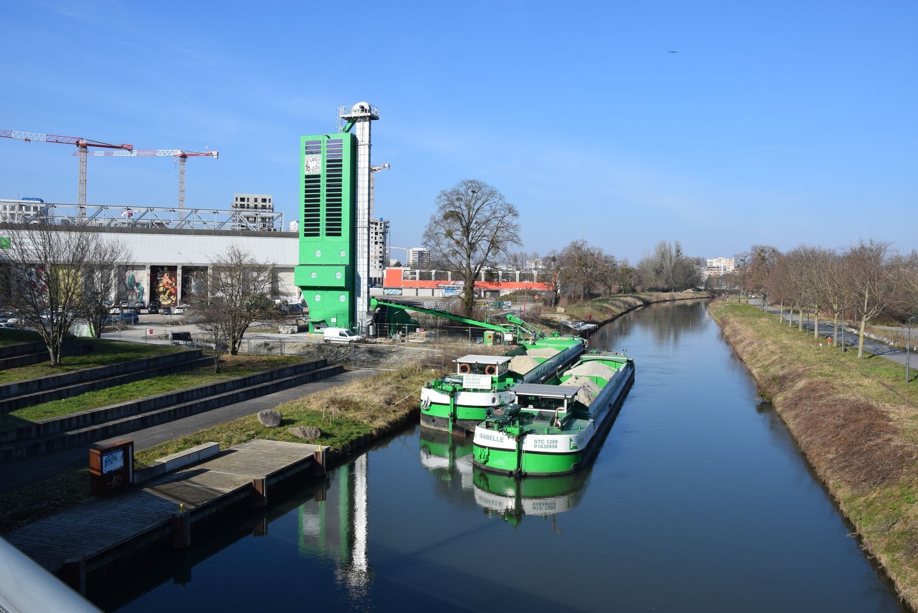 Péniche FEHR. Nous contenons nos émissions de gaz à effet de serre depuis bientôt 60 ans en ayant choisi dès le début de privilégier les circuits courts, le transport par voie fluviale et des matériaux produits localement.
